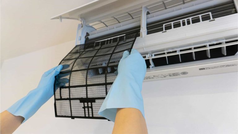 Nettoyer le filtre de son climatiseur en 3 étapes